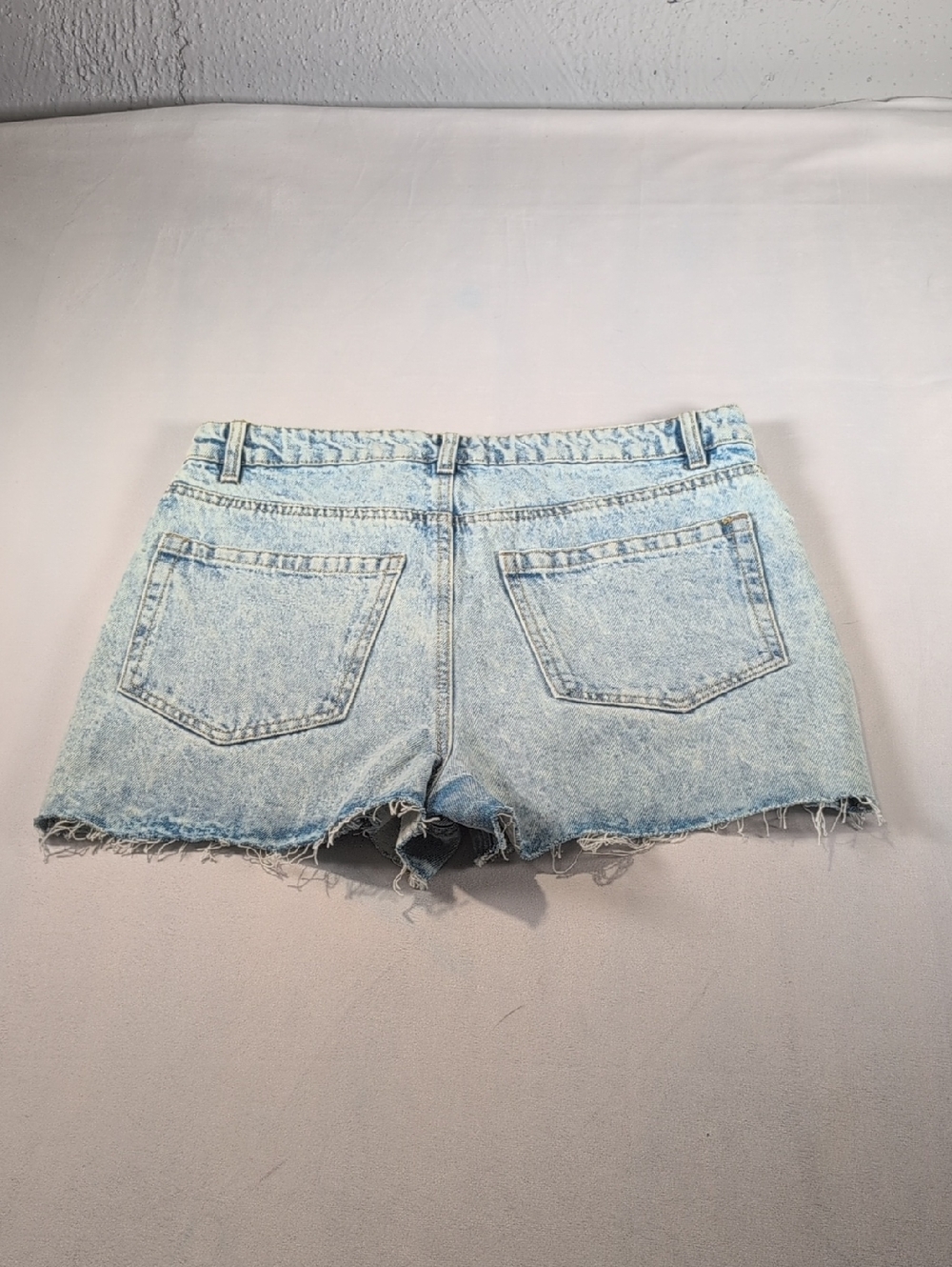 Blue Age High Rise Light Wash Denim Shorts with Raw Hem Size Large - Picture 9 of 9